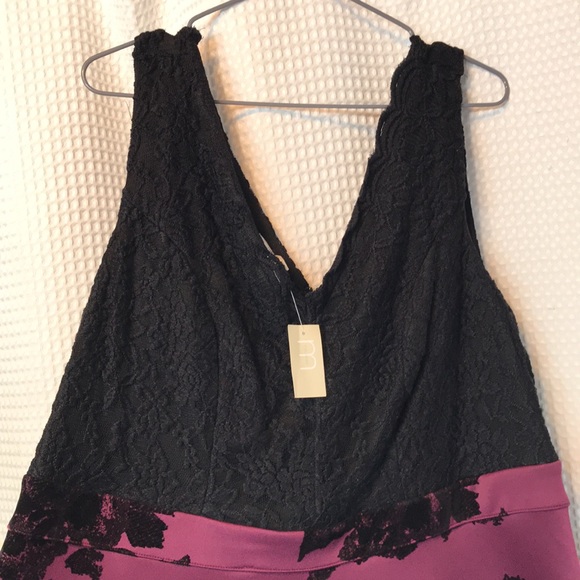 Beautiful Formal Dress with Soft Skirt Detail - Picture 5 of 10